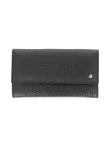 Billetera de cuero vacuno color negro, con broche metálico y remache metálico con logo de la marca. Interior forrado en tela con inscripción "HECHO EN URUGUAY".