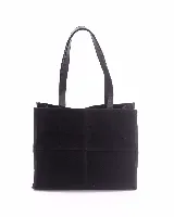 Bolso tipo shopper de gran tamaño, confeccionado en cuero gamuzado color marrón. Presenta estructura rectangular con bordes reforzados en cuero liso oscuro, doble asa de hombro y cierre mediante botón magnético.