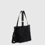 Bolso tipo tote color amarillo, de diseño acolchado con costuras horizontales. Cuenta con doble asa de mano y una correa larga ajustable y extraíble. Incluye un pequeño detalle de etiqueta lateral.