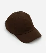 Gorra de sarga con visera curva y cierre posterior ajustable con hebilla metálica.
