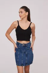 Top negro de bretel fino, al cuerpo y cuello en v, tejido de viscosa.