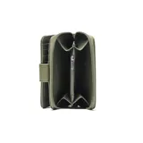 Billetera XL de textura granulada en color verde militar, con cierre perimetral y solapa frontal con broche decorado con una flor metálica.