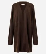 Cardigan de punto canelado color gris oscuro, con diseño alargado, frente abierto sin cierre y manga larga. Presenta una textura suave y caída ligera.