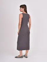 Vestido midi de punto acanalado, color gris oscuro, con cuello redondo y diseño sin mangas, de corte ajustado al cuerpo.
