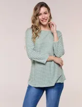 Blusa de manga tres cuartos color verde con rayas horizontales blancas, escote bote y ruedo curvo.