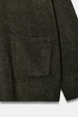 Jersey de punto liso con tacto suave, cuello polo, manga larga y bolsillos delanteros de plastrón.