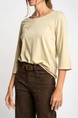 Remera color amarillo mostaza de algodón peinado, con escote redondo y mangas 3/4. Corte ajustado al cuerpo.