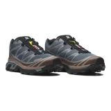 Championes Salomon XT-6, calzado de trail running adaptado para uso urbano. Diseño en color negro, gris, rojo y blanco, con sistema de cordones de ajuste rápido Quicklace y suela de gran tracción.