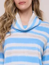 Buzo acanalado de manga larga con diseño de rayas horizontales en tonos celeste, beige y blanco. Cuenta con cuello volcado y bolsillos frontales aplicados.