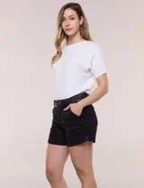 Short de algodón color beige, con pretina con pasadores, botón y cierre, bolsillos delanteros y bolsillos traseros abotonados. Incluye cinturón trenzado marrón.