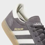 Championes Adidas Handball Spezial de ante gris con las emblemáticas tres tiras blancas en los laterales, talón blanco y suela de goma color caramelo.
