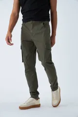 Pantalón cargo de corte slim, color verde militar, con cierre frontal, botón en la cintura, pasacintos y bolsillos laterales con solapa y botones.