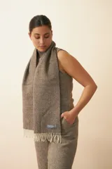 Bufanda unisex color marrón con flecos en los extremos.