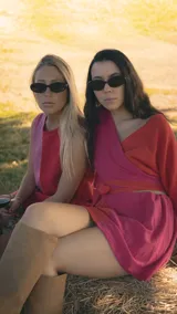 Falda corta de muselina con diseño bicolor en tonos fucsia y naranja, con cintura elástica y caída fluida.