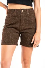 Short marrón con estampado animal print, tiro alto y calce al cuerpo.
