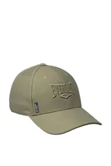 Gorro con visera Everlast de color verde militar, con bordado frontal en relieve de la marca y perforaciones láser en la parte superior para mayor ventilación.