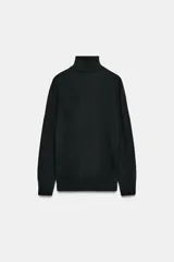 Jersey de cuello alto confeccionado en lana 100%, de manga larga y diseño clásico con acabado de tacto suave.
