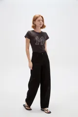 Pantalón jean negro de tiro alto y corte recto.