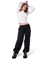 Pantalon cargo de corte relajado color negro, confeccionado en nylon. Presenta cintura elástica con cordón ajustable, bolsillos laterales y un bolsillo cargo con etiqueta de la marca en el lateral derecho.