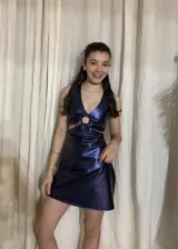 Vestido corto de fiesta color lila metalizado, con escote en V, breteles finos, cut-outs en la cintura y falda ajustada con cordones laterales.