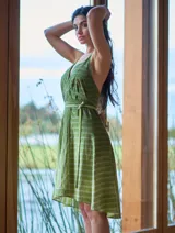 Vestido corto verde con estampado a rayas horizontales, escote en V y breteles finos.