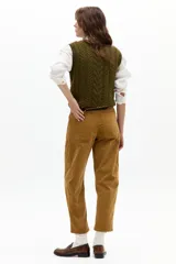 Pantalón de corduroy color trigo, con corte barrel relajado, tiro medio, cierre frontal y bolsillos laterales y traseros.