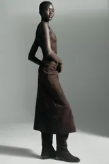 Top crop de escote recto y tirantes anchos, confeccionado en tejido con efecto ante. Presenta un diseño ajustado con cierre lateral mediante cremallera oculta.