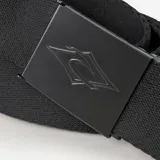 Cinturón Rip Curl Rando Webbing negro con hebilla metálica grabada con el logo de la marca.