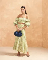 Falda midi de tiro alto con estampado floral, corte acampanado y volantes en el ruedo.