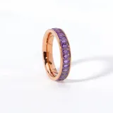 Anillo dorado con circonitas rosas rectangulares engarzadas en todo el contorno.