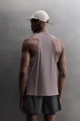 Musculosa deportiva Zara Athleticz de tejido ligero y elástico con paneles laterales de malla transpirable. Presenta cuello redondo, sisas amplias y bajo con aberturas laterales.