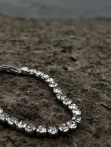 Pulsera plateada con engarce de circonias blancas.