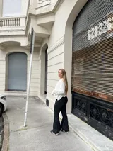 Blusa de manga larga en color crudo, confeccionada en tejido suave y abrigado, con cuello redondo y corte holgado.