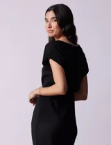 Vestido midi plisado color azul marino, con escote en V y lazo de ajuste en la cintura.