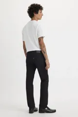 Pantalón de jean corte slim fit, color negro, con cierre de botones y cinco bolsillos clásicos.