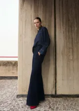 Pantalón de jean estilo wideleg con tiro alto, cierre frontal de cremallera y botón, trabillas para cinturón y bolsillos laterales.
