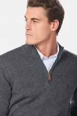 Buzo tejido de lana con cuello alto y medio cierre metálico frontal. Presenta puños y ruedo acanalados, con logo bordado en el pecho.