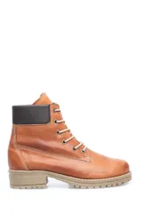 Borcego de cuero color marrón con cuello acolchado en contraste color negro, cordones al tono y suela de goma dentada.