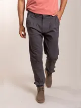 Pantalón gris oscuro de sarga con pinzas y corte tapered.