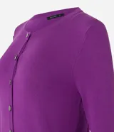 Cardigan de punto color lila con cuello redondo, abotonado delantero y mangas largas.
