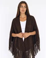 Ruana de tejido artesanal en lana merino color marrón chocolate, con diseño abierto al frente y flecos largos en los bordes.