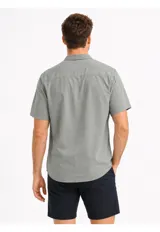 Camisa de manga corta Arrow confeccionada en mezcla de lino y algodón, color azul, con cuello solapa y cierre frontal de botones.