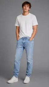 Pantalón jean de corte slim, color celeste, con diseño clásico de cinco bolsillos y cierre frontal con botón y cremallera.