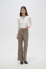 Pantalon de vestir de corte recto y tiro alto, con estampado de cuadros pequeños en tonos marrones y beige.