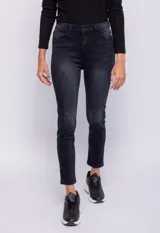 Pantalón de jean chupín color azul oscuro, con cinco bolsillos, presillas, botón y cierre metálico.