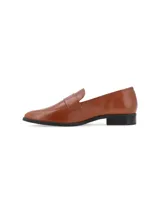 Mocasines de cuero color suela con diseño clásico de pala lisa y suela plana de goma negra.