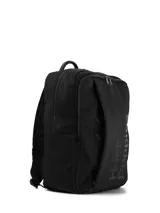 Mochila urbana Hush Puppies color negro, con diseño minimalista, cierre superior con doble cremallera y logo de la marca en relieve en el frente.