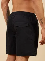 Short de baño de color liso con cintura elástica ajustable mediante cordón y detalle de parche con logo en la parte inferior.