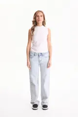 Musculosa de rib de algodón color blanco, con calce ajustado, escote redondo alto y sin mangas.