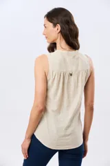 Musculosa de lino color beige, con cuello mao y escote en V, cierre frontal con botones y dos bolsillos plaqué con solapa en el pecho.
